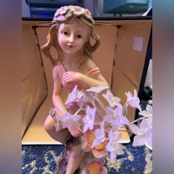 Beautiful girl with led glowing flowers - Picture 2 of 10